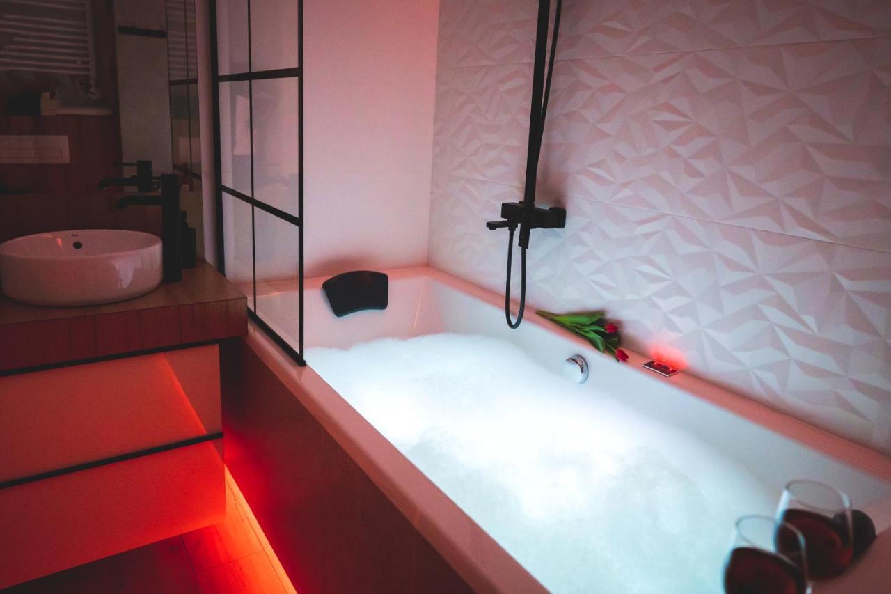 Movie Jacuzzi Apartment At The Main Station By Noclegi Renters Krakau Exterior foto