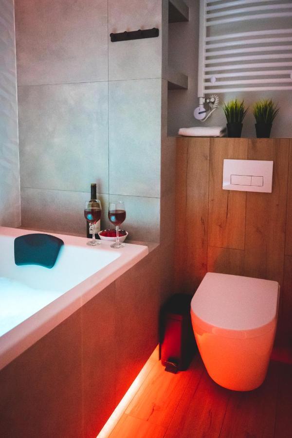 Movie Jacuzzi Apartment At The Main Station By Noclegi Renters Krakau Exterior foto