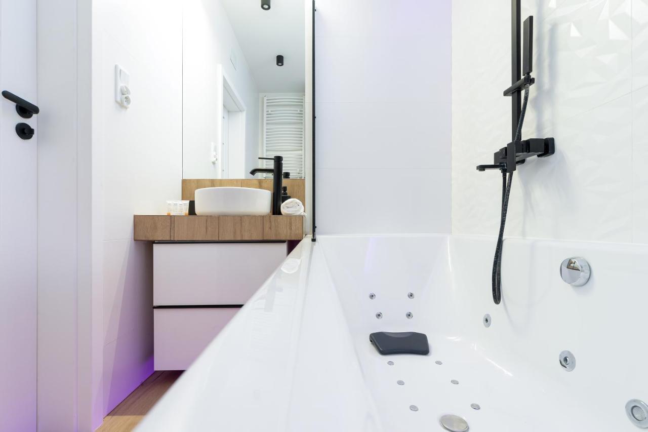 Movie Jacuzzi Apartment At The Main Station By Noclegi Renters Krakau Exterior foto