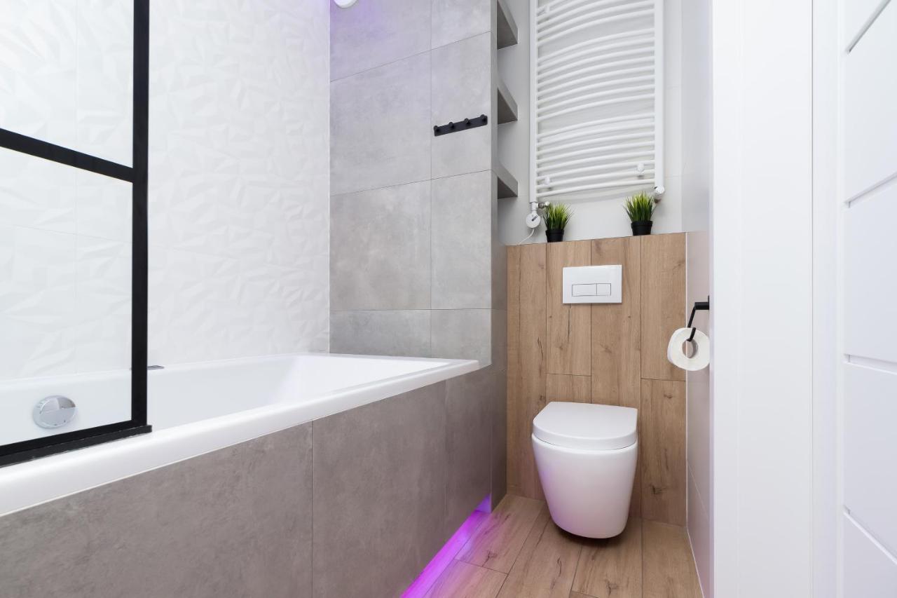 Movie Jacuzzi Apartment At The Main Station By Noclegi Renters Krakau Exterior foto
