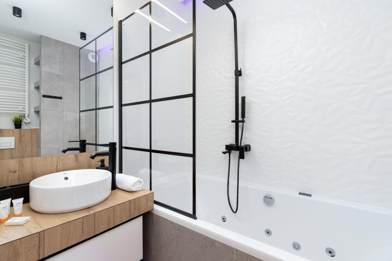 Movie Jacuzzi Apartment At The Main Station By Noclegi Renters Krakau Exterior foto